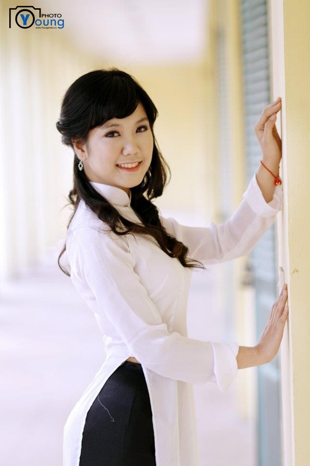 Khánh Linh đã xuất sắc trong phần thi ứng xử và dành vương miện Hoa khôi Nét đẹp Tràng An 2012